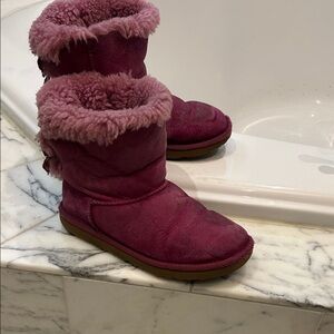 Ugg pink Shearling Boots very well loved still has life in them girls size 4 bow